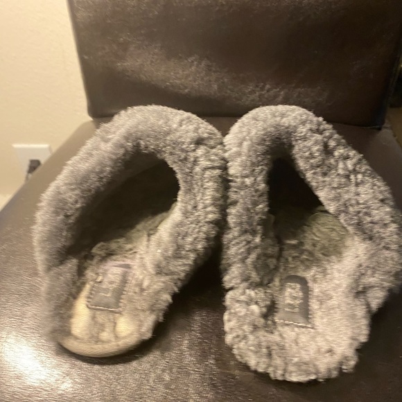 UGG Slippers Size 10 Women’s Gray Silver Fur Sherpa Slides Slippers Size 8 - Picture 9 of 11